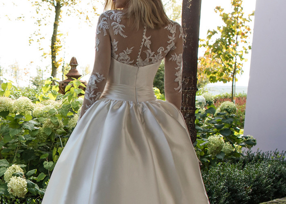 Modest Long Sleeve Wedding Dresses Turkey Scoop Satin Appliqued A-line Bridal Gown