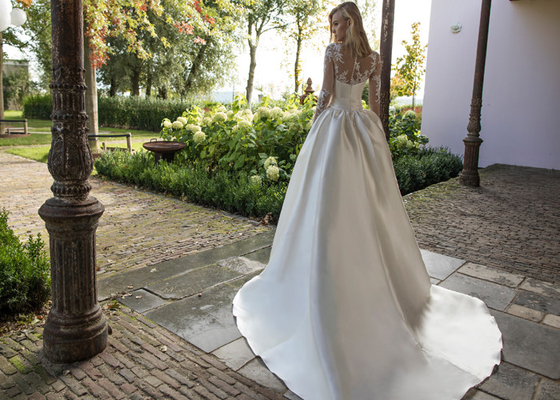 Modest Long Sleeve Wedding Dresses Turkey Scoop Satin Appliqued A-line Bridal Gown