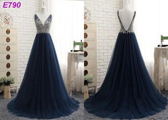 As correias sem costas do decote V que perlam A alinham o vestido de noite escuro do tule do bule