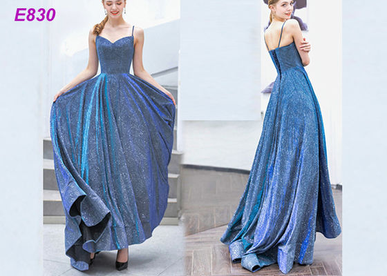 A correia de espaguetes estrelado da saia do céu uma linha que nivela o vestido de partido formal